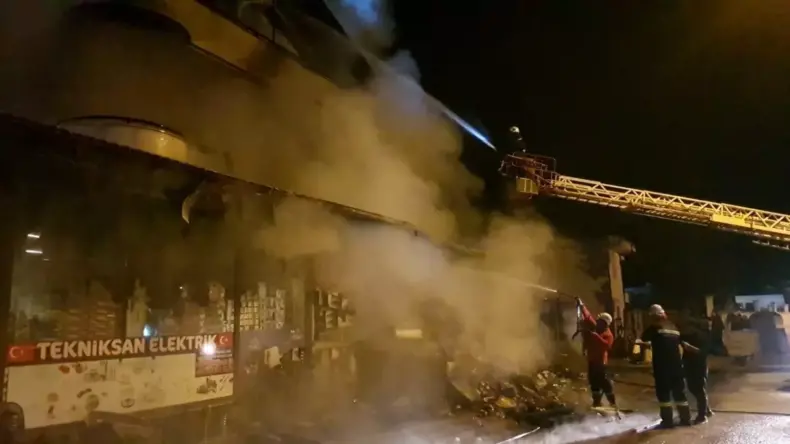 Elektrik malzemesi satan iş yerindeki yangın mahalleliyi sokağa döktü