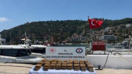 Alanya’da kıyıya vuran paketten 40 kilo uyuşturucu çıktı
