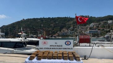 Alanya’da kıyıya vuran paketten 40 kilo uyuşturucu çıktı