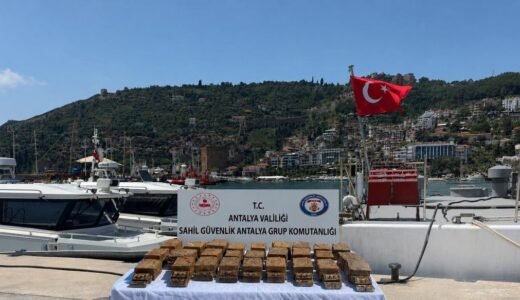 Alanya’da kıyıya vuran paketten 40 kilo uyuşturucu çıktı