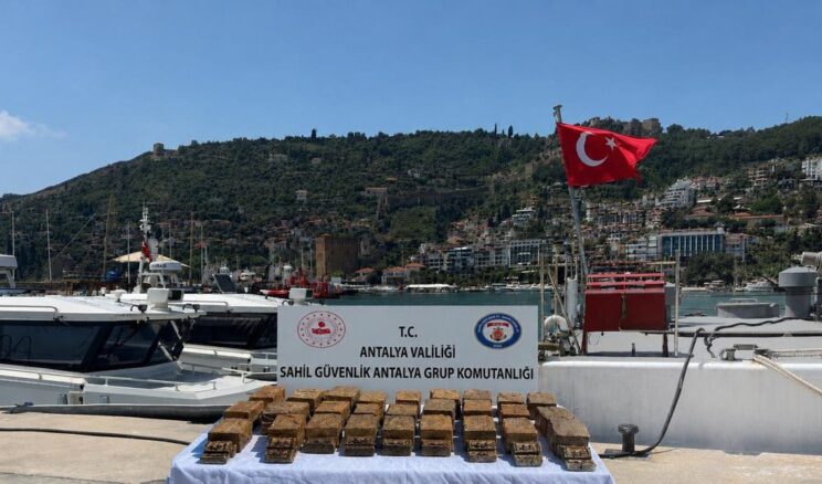 Alanya’da kıyıya vuran paketten 40 kilo uyuşturucu çıktı