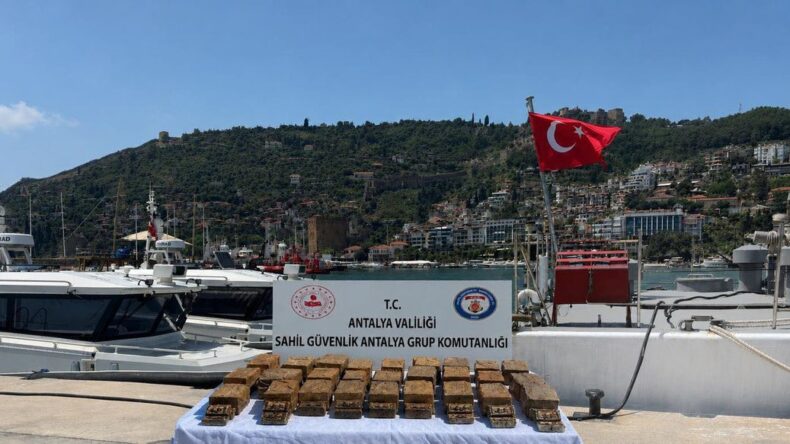 Alanya’da kıyıya vuran paketten 40 kilo uyuşturucu çıktı