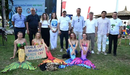 Antalya’da ‘deniz kızları’ eşliğinde dip temizliği