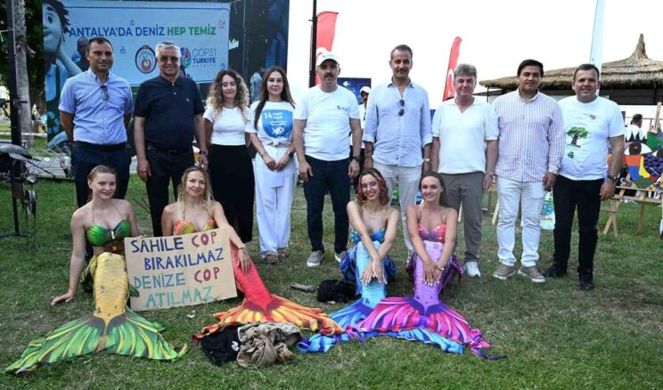 Antalya’da ‘deniz kızları’ eşliğinde dip temizliği